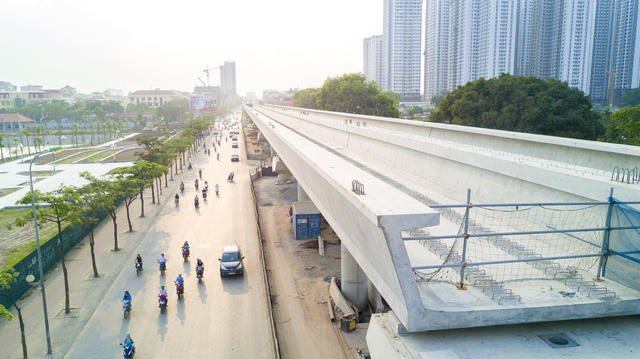 Các thanh dầm được lắp đặt, có 21 loại dầm khác nhau, dài từ 11,7 đến 25 m, cao 1,8 m, bề rộng bản đáy 5,2 m, đỉnh dầm 5,5 m, nặng từ 70 - 150 tấn.