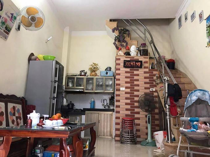 Tầng 1 phòng khách của gia chủ hiện vẫn đang sống tại đây đầy đủ và tiện nghi với thiết kế phù hợp với căn nhà gồm phòng khách, bếp và nhà vệ sinh.