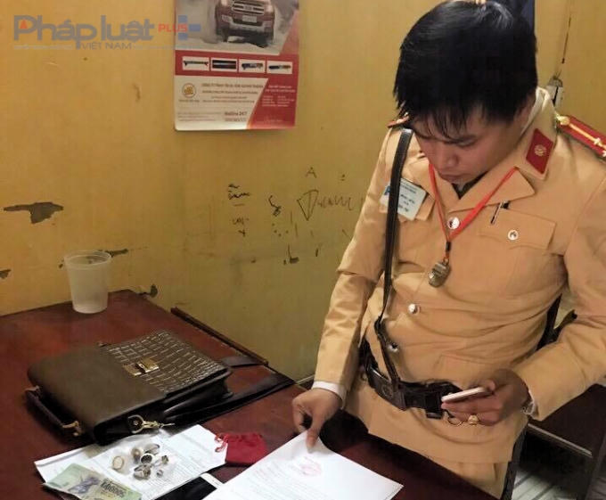 Thượng úy Đỗ Đức Dũng cho biết lực lượng CSGT Bỉm Sơn đang nỗ lực truy tìm tung tích chủ nhân số tài sản trên. (Ảnh: Anh Thắng)