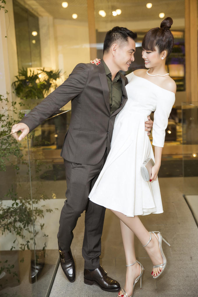 Tại sự kiện, diễn viên Trung Dũng theo sát Thuý Ngân. Cả hai dành cho nhau nhiều cử chỉ tình cảm như nắm tay, ôm eo. Thuý Ngân cho biết cả hai chỉ là anh em thân thiết. Thỉnh thoảng, vì cùng nhau tham dự một sự kiện, Trung Dũng đưa đón và hộ tống Thuý Ngân.