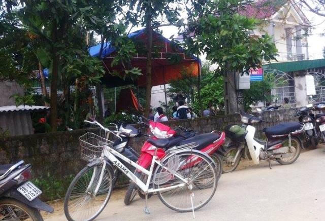 Gia đình nạn nhân bị đâm tử vong đang tiến hành lễ an táng.