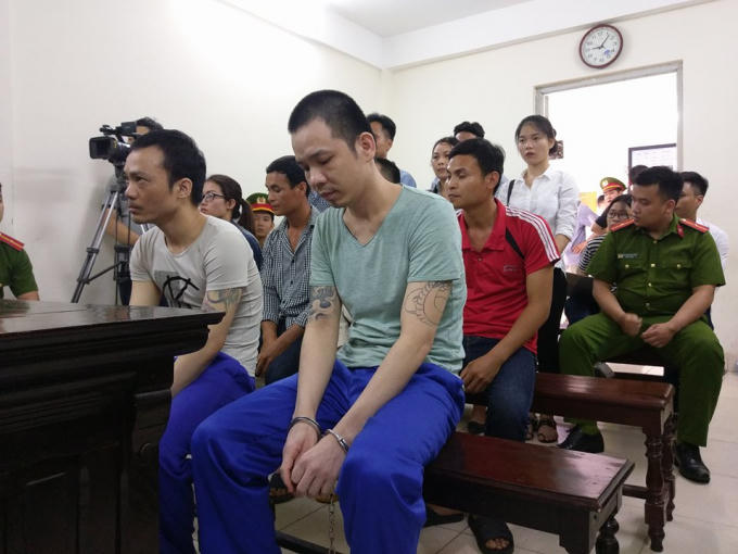 Thọ và Tình tháo khóa mở cùm, dùng đinh sắt đục khoét thủng tường gạch, trốn ra khỏi buồng giam rồi đu dây trèo qua tường rào và bỏ trốn.