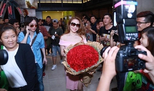 Họa mi tóc nâu Mỹ Tâm không ít lần vướng phải rắc rối vì chính sự “cả lo” của đám đông cuồng nhiệt.