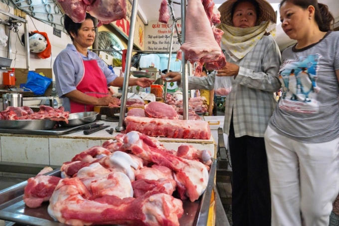 Người tiêu dùng không thể nhận biết thịt heo có dư lượng chất cấm hay không. Ảnh: LQN