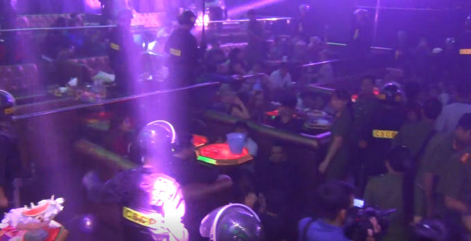 Bước sang ngày mới nhưng vẫn có hơn 100 người tại quán bar này đang nhảy múa theo điệu nhạc sôi động