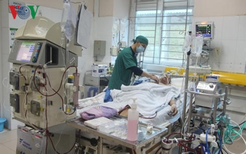 Bệnh nhân đang tiếp tục được cấp cứu tích cực, hỗ trợ tuần hoàn và hô hấp bằng máy.