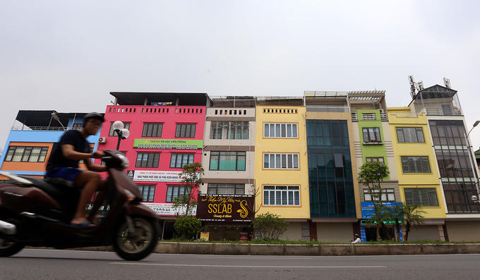 Tuyến phố vừa khánh thành, nhiều nhà mặt tiền với các màu sắc khác nhau mọc lên san sát.