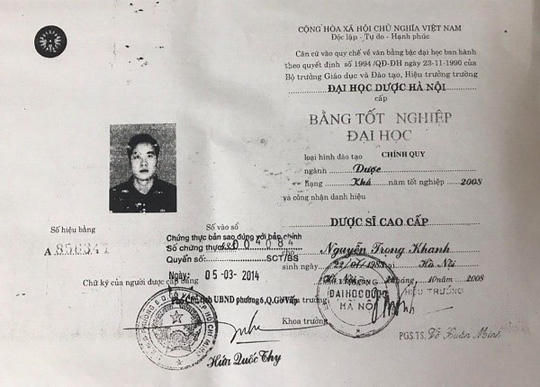 Văn bằng tốt nghiệp của ông Nguyễn Trọng Khanh bị nghi ngờ là giả  Theo hồ sơ, ông Nguyễn Trọng Khanh sinh năm 1983, trú tại Hà Nội. Ông Khanh có bằng Dược sĩ cao cấp hạng Khá, số văn bằng A856341 cấp năm 2008.   Tuy nhiên, ngày 29-11-2018, Trường Đại học Dược Hà Nội đã có văn bản 698/DHN - ĐT, trả lời về việc xác minh văn bằng tốt nghiệp, trong đó khẳng định Trường Đại học Dược Hà Nội khẳng định "không cấp bằng tốt nghiệp Đại học ngành Dược cho ông Nguyễn Trọng Khanh, sinh ngày 22-1-1983.                Văn bản trả lời của Trường ĐH Dược Hà Nội