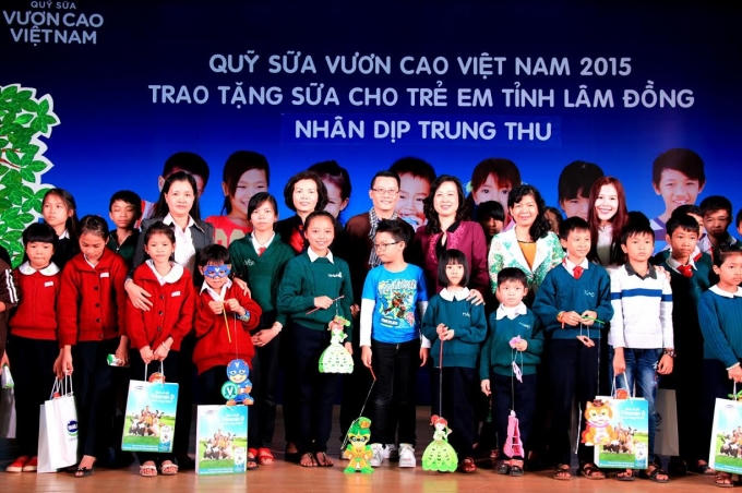 Quỹ sữa Vươn cao Việt Nam của Vinamilk đã đem đến cho hơn 333.000 trẻ em khó khăn tại Việt Nam trong gần 8 năm hoạt động gần 26 triệu ly sữa (tương đương khoảng 94 tỷ đồng).