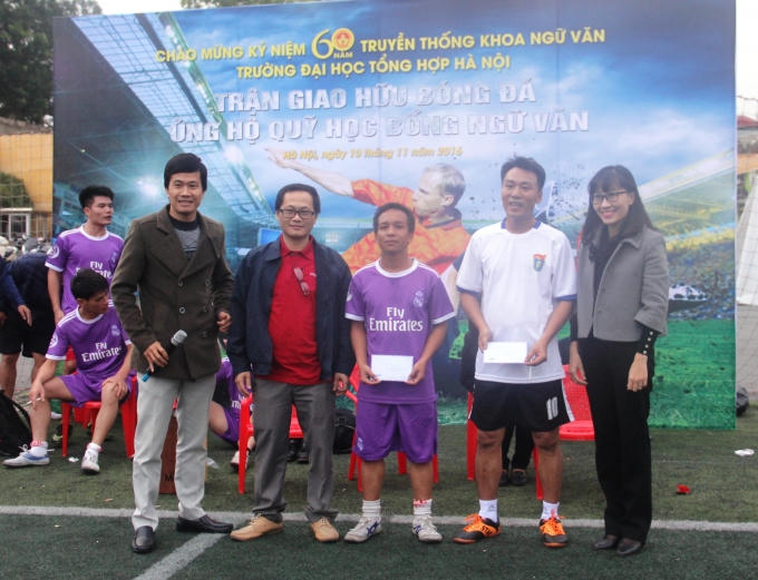 &nbsp;Tr&acirc;̣n đ&acirc;́u kh&ocirc;ng chỉ thể hiện sự đo&agrave;n kết mà còn là hoạt đ&ocirc;̣ng quy&ecirc;n góp có ý nghĩa, g&acirc;y quỹ học b&ocirc;̉ng của khoa Văn học (Đại học KHXH&amp;amp;amp;NV Hà N&ocirc;̣i).