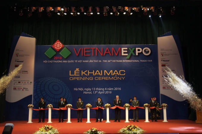 Phó Thủ tướng Vương Đình Huệ cùng các lãnh đạo cắt băng khai mạc Hội chợ VietNam Expo 2016.