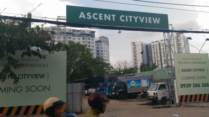 Bãi xe quy mô hoạt động gây mất an toàn, khiến người dân bức xúc.