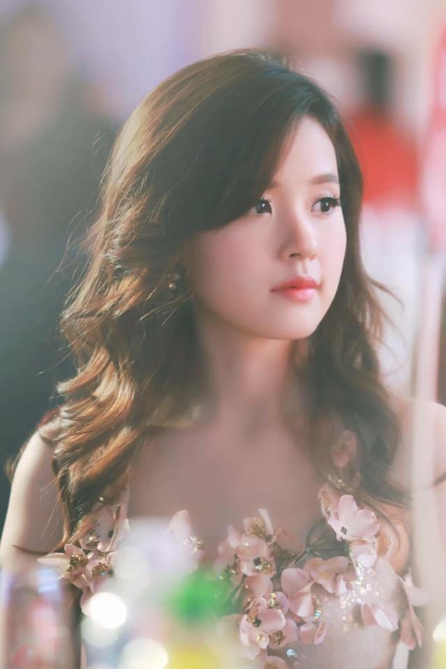 Midu xinh như một n&agrave;ng c&ocirc;ng ch&uacute;a mỗi khi xuất hiện tại sự kiện.