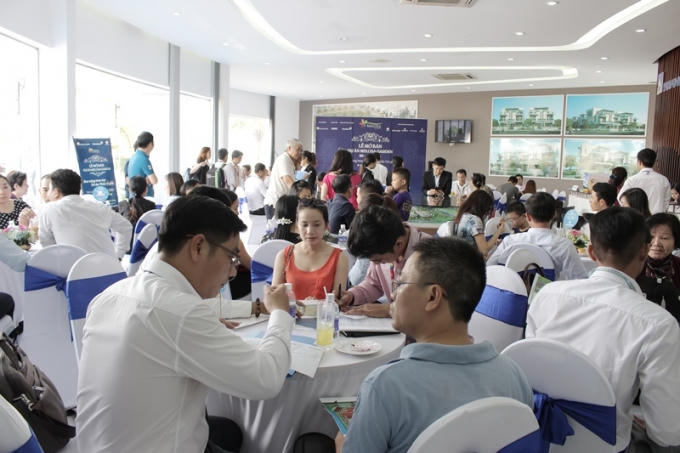 Tại Lễ mở bán, khách hàng được tiếp cận các thông tin chính thức từ chủ đầu tư qua sự hỗ trợ nhiệt tình của các chuyên viên tư vấn.