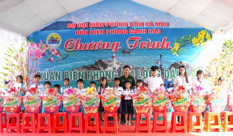 Học sinh nhận học bổng và quà trong Chương trình “Xuân biên phòng ấm lòng dân bản” tại Đồn Biên phòng Gành Hào.