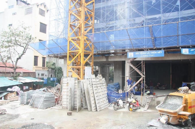 Bên trong công trường xây dựng.