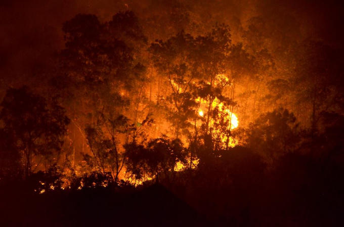 Ngay sau khi phát hiện đám cháy người dân địa phương đã đánh kẻng báo động, đồng thời thông báo cho cơ quan chức năng.