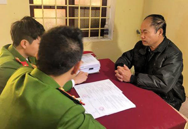 Đối tượng Vũ Đình Hợp tại cơ quan điều tra. (Ảnh: Công an Thanh Hóa cung cấp).