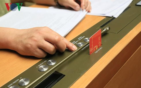 Đại biểu Quốc hội ấn nút biểu quyết thông qua dự án luật.