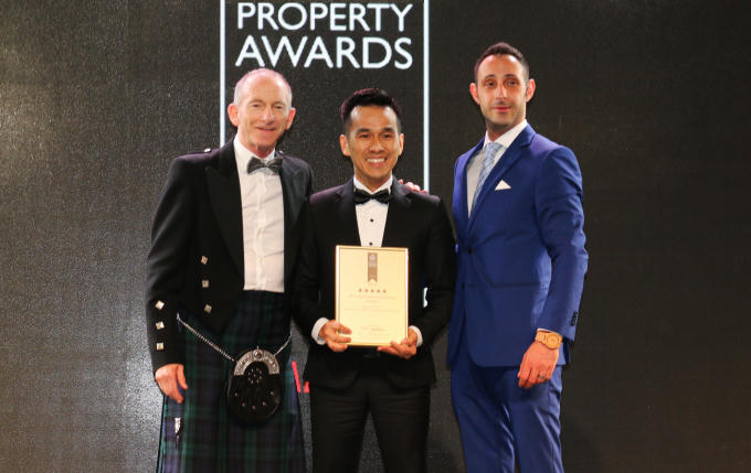Đại diện Công ty BĐS Tiến Phước nhận giải tại Asia Pacific Property Awards