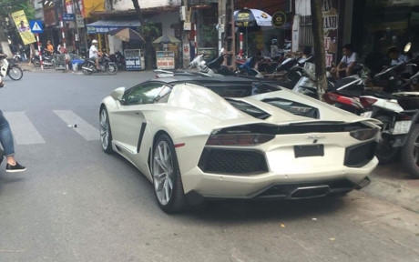 Lamborghini Aventador LP700-4 Roadster thứ 2 tại Việt Nam. Ảnh: Nguyễn Đạt.