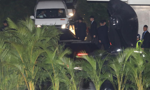 Đội cân vệ của ông Kim Jong-un bên ngoài khách sạn nơi ông lưu trú (Ảnh: Yonhap)