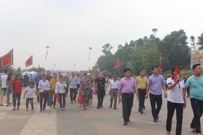 Được biết, từ ngày mai (9/3 âm lịch) thời tiết sẽ dịu mát, du khách về dâng hương không còn chật vật giữa cái nắng oi ả như ngày 8/3 âm lịch.