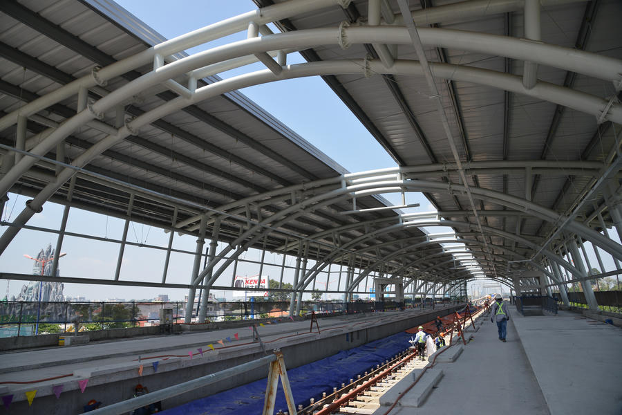 Đến nay, khối lượng toàn dự án metro số 1 đạt 72%. Trong đó, đoạn trên cao đã thông tuyến vào tháng 6/2018 và công tác hoàn thiện lợp mái các nhà ga đã đạt trên 90% (ảnh: MAUR)