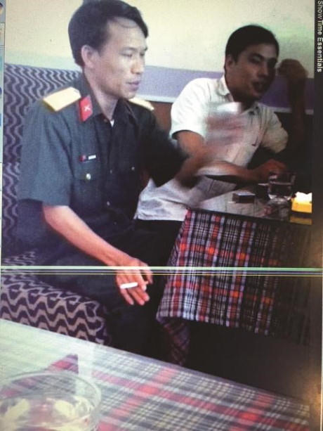 Trung tá Nguyễn Văn Dũng, giảng viên Học viện Kỹ thuật quân sự trong một lần giao dịch chạy công chức.