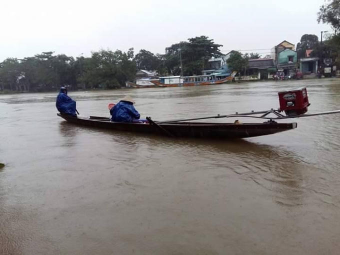 Người dân đi lại bằng đò.