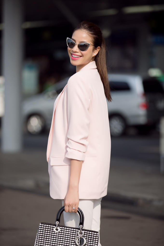 Hoa hậu Phạm Hương mặc set đồ c&aacute; t&iacute;nh sang Singapore chụp ảnh tạp ch&iacute;