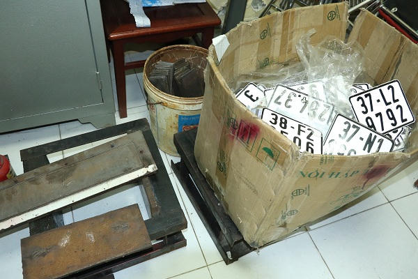 Đánh sập đường dây buôn lậu xe sang từ Lào về Việt Nam