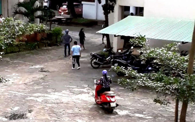 Nhiều đối tượng lạ có mặt tại UBND thành phố Pleiku nghi có liên quan đến vụ việc.