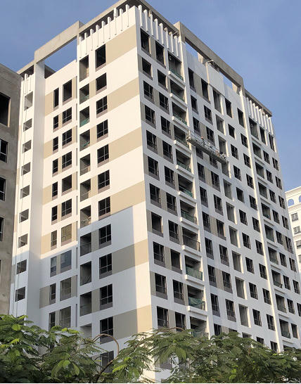 Tòa căn hộ Valencia Garden đang được tiến hành sơn mặt ngoài