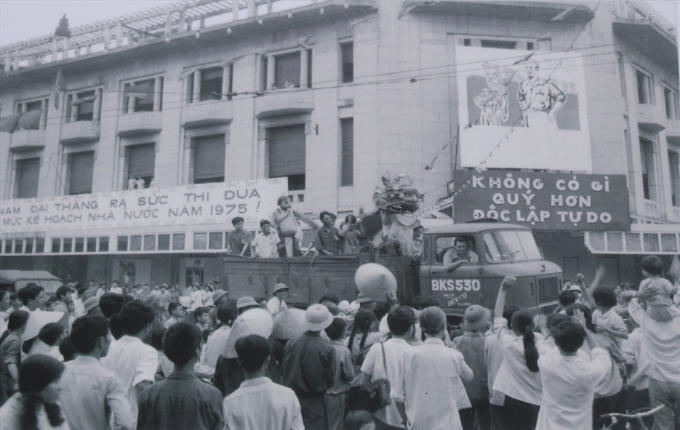 Sau khi nghe tin Sài Gòn giải phóng, hàng chục vạn thanh niên Thủ đô Hà Nội đã đổ ra đường reo hò tuần hành mừng thắng lợi vĩ đại của dân tộc, ngày 30.4.1975.