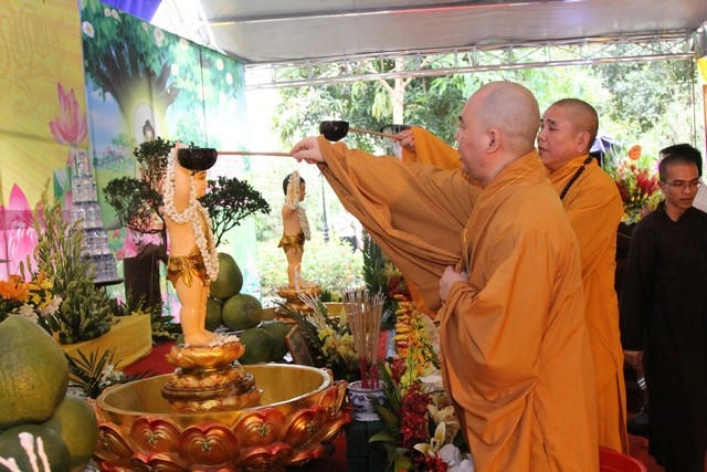Nghi thức tắm cho Phật.