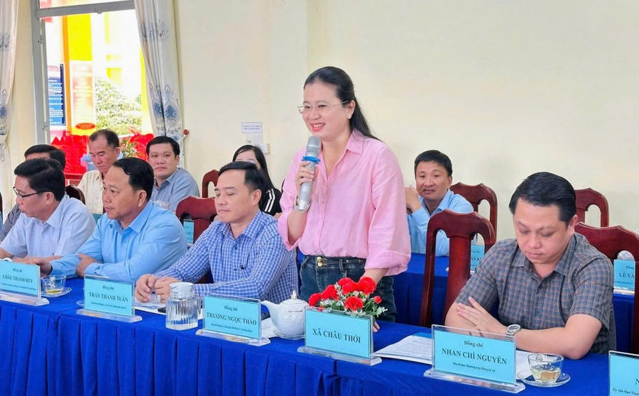 Ông Huỳnh Văn Phạm Hồng – Chủ tịch UBND xã Hưng Long; bà Trương Ngọc Thảo – Bí thư Đảng ủy, Chủ tịch HĐND xã Châu Thới phát biểu trao đổi tại buổi làm việc.