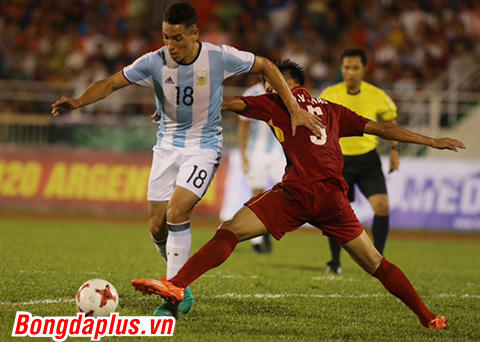 Nhưng U20 Argentina vẫn biết cách khoan thủng hàng thủ U20 Việt Nam - Ảnh: Anh Tài