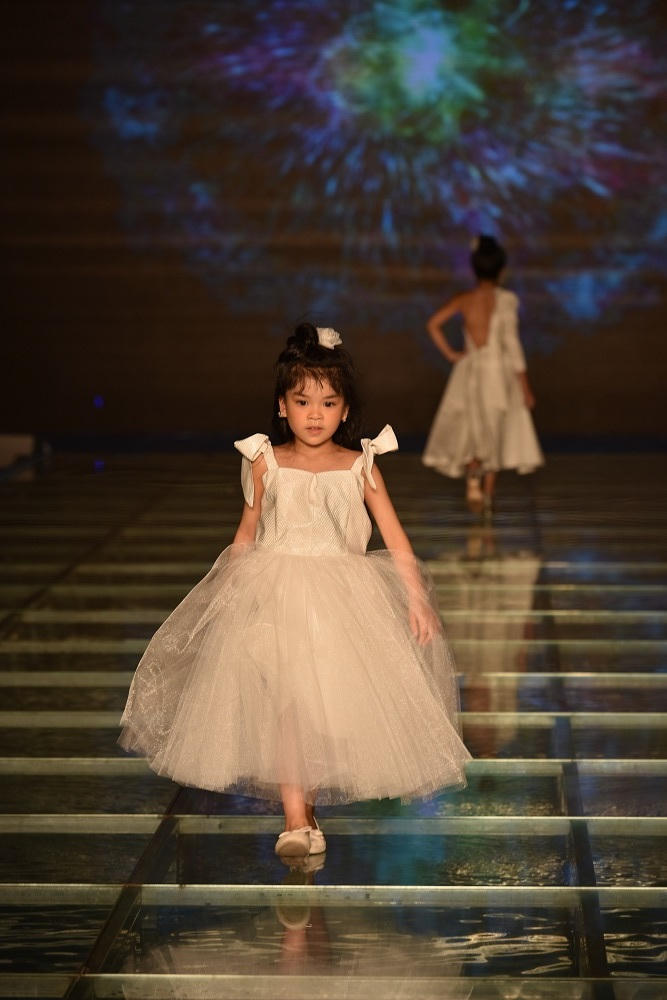 Tuần lễ thời trang trẻ em VN 2017: Tim – Trương Quỳnh Anh dắt tay bé Sushi và bé Bông trình diễn mở màn