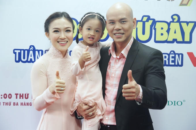 Bà xã Phan Đinh Tùng phá lệ cầm mic cùng chồng tại Sài Gòn Đêm Thứ 7