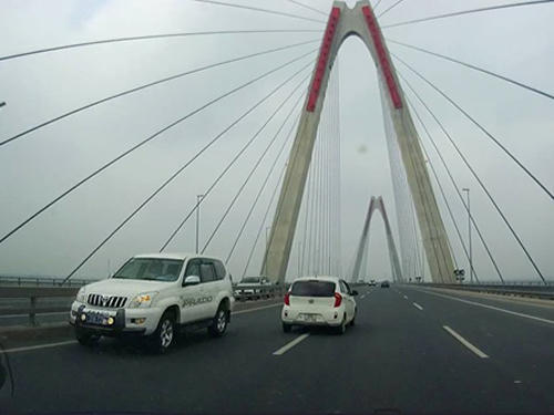 1 trong 5 chiếc xe đi ngược chiều trên cầu Nhật Tân thuộc Bộ Y tế - Ảnh cắt từ clip