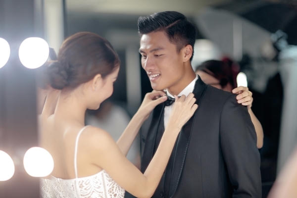 Nụ cười hạnh phúc của chân sút Việt Kiều đào hoa khi được vợ tương lai chăm sóc.