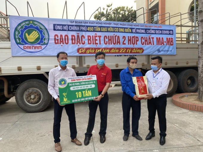 Tập đoàn nông nghiệp thực phẩm Công nghệ cao Đại Nam Ong Biển đã ủng hộ 10 tấn gạo.