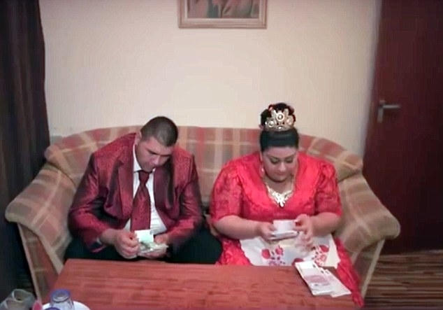 Trong video quay lại lễ cưới cũng có một cảnh tượng “vô cùng ngọt ngào” đó là khi cô dâu và chú rể ở phòng riêng vui vẻ đếm tiền mừng cưới. (Ảnh: Dailymail)