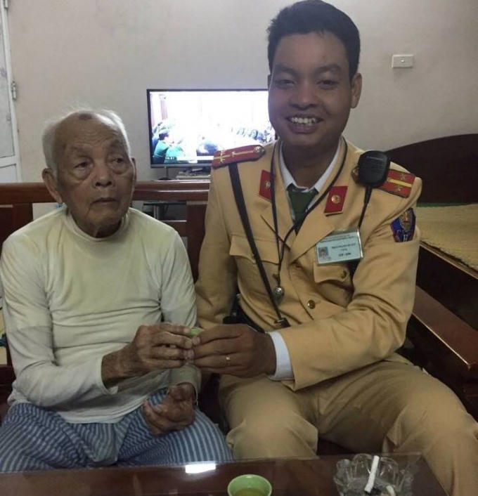 Thượng uý Trần Mạnh Quyết đã giúp đỡ tận tình cụ ông 90 tuổi đi lạc tìm về nhà.