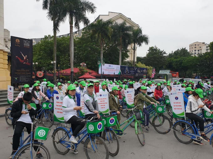Nhiều bạn trẻ tham gia đạp xe hưởng ứng ngày hội truyền thông tăng cường nhận thức về phòng chống bệnh không lây nhiễm. Ảnh: BYT