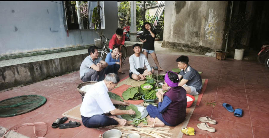 Ở các vùng quê miền Trung, nhiều gia đình vẫn giữ tục gói bánh chưng mỗi khi Tết đến