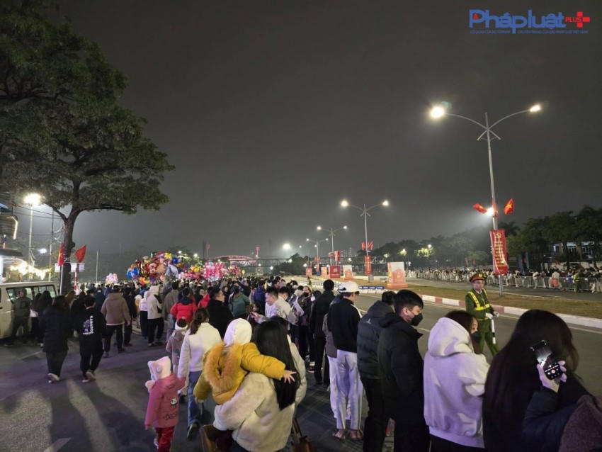 Ngày từ sớm, dòng người đã nườm nượp để về trung tâm sân vận động quốc gia Mỹ Đình để được chứng kiện sự kiện đặc biệt.