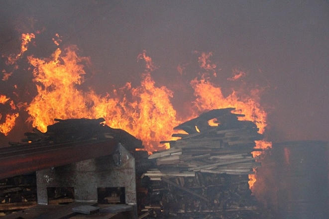 Ngọn lửa bùng phát dữ dội tại xưởng gỗ.