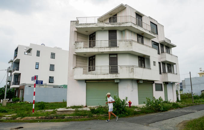 Sau gần 20 năm quy hoạch, khu dân cư Bắc Rạch Chiếc vẫn thưa thớt cư dân, nhiều căn nhà xây xong rồi đóng kín cửa bỏ không.  Theo báo cáo của thanh tra TP HCM, trước khi dự án được Thủ tướng giao đất, nhiều cán bộ của Res 10 đã ký hợp đồng cho các đơn vị khác được tham gia làm nhà đầu tư thứ cấp. Hành vi này bị Chủ tịch UBND TP HCM cho là có dấu hiệu làm trái quy định của Nhà nước.  Kết quả thanh tra cho thấy, Công ty Res 10 không công khai, minh bạch trong quản lý, sử dụng nguồn vốn đóng góp của các đơn vị tham gia thực hiện hạ tầng kỹ thuật trục chính. Do đó, dù nhiều năm triển khai, hạ tầng kỹ thuật trục chính vẫn chưa hoàn thành.  Cơ quan thanh tra cũng chỉ ra sai phạm của nhiều cán bộ Công ty Res 10 qua các thời kỳ. Họ bị cho là tiếp tay cho việc phân lô bán nền tại dự án...